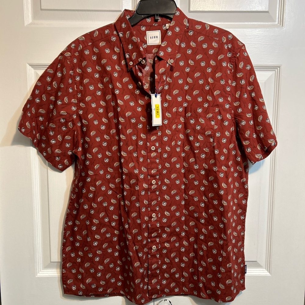 NWT ROWM Men’s Short Sleeve Button Up Graphic Shirt Size XL Mfg Color= Cherry
